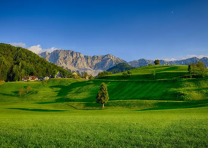 agrarimmbolien verkaufen mit evers landmakler weite wiesen felder berge mit dorf